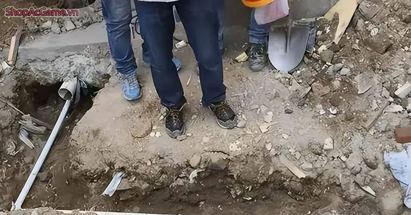 Đào được vật thể lạ trong sân, ông lão hét lên tại chỗ