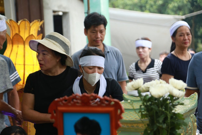 Người thân khóc cạn nước mắt, tiễn đưa nam sinh lớp 8 bị bạn đánh tử vong về nơi an nghỉ cuối cùng - Ảnh 4. Người thân khóc cạn nước mắt, tiễn đưa nam sinh lớp 8 bị bạn đánh tử vong về nơi an nghỉ cuối cùng - Ảnh 4.