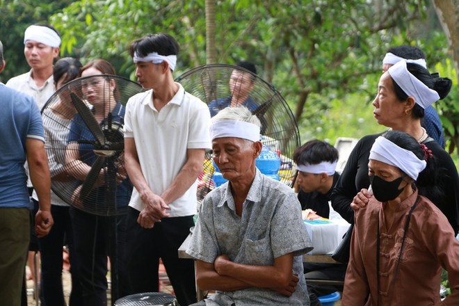 Người thân khóc cạn nước mắt, tiễn đưa nam sinh lớp 8 bị bạn đánh tử vong về nơi an nghỉ cuối cùng - Ảnh 4. Người thân khóc cạn nước mắt, tiễn đưa nam sinh lớp 8 bị bạn đánh tử vong về nơi an nghỉ cuối cùng - Ảnh 4.